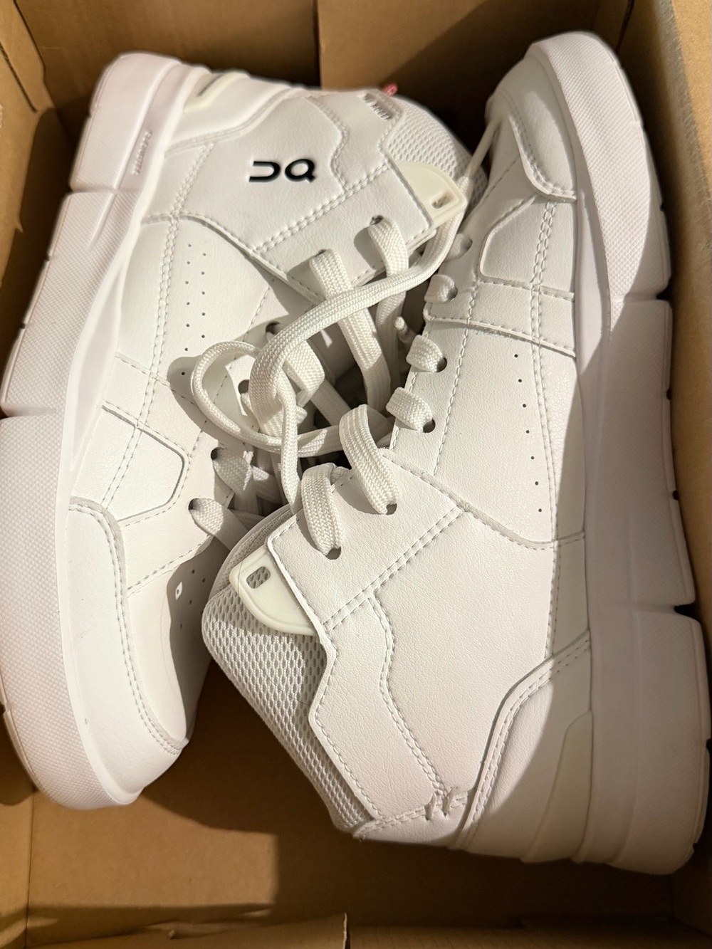 On Cloud running WOMEN’S THE ROGER CLUBHOUSE MID White Casual Sneakers